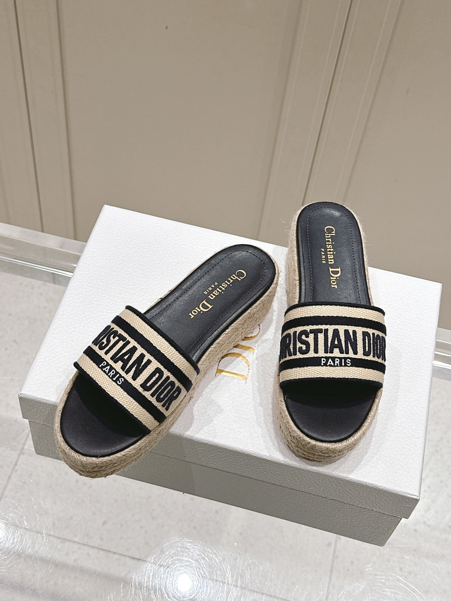DWAY WEDGE SLIDES 45MM IN BLACK AND BEIGE FABRIC RAFFIA SOLE