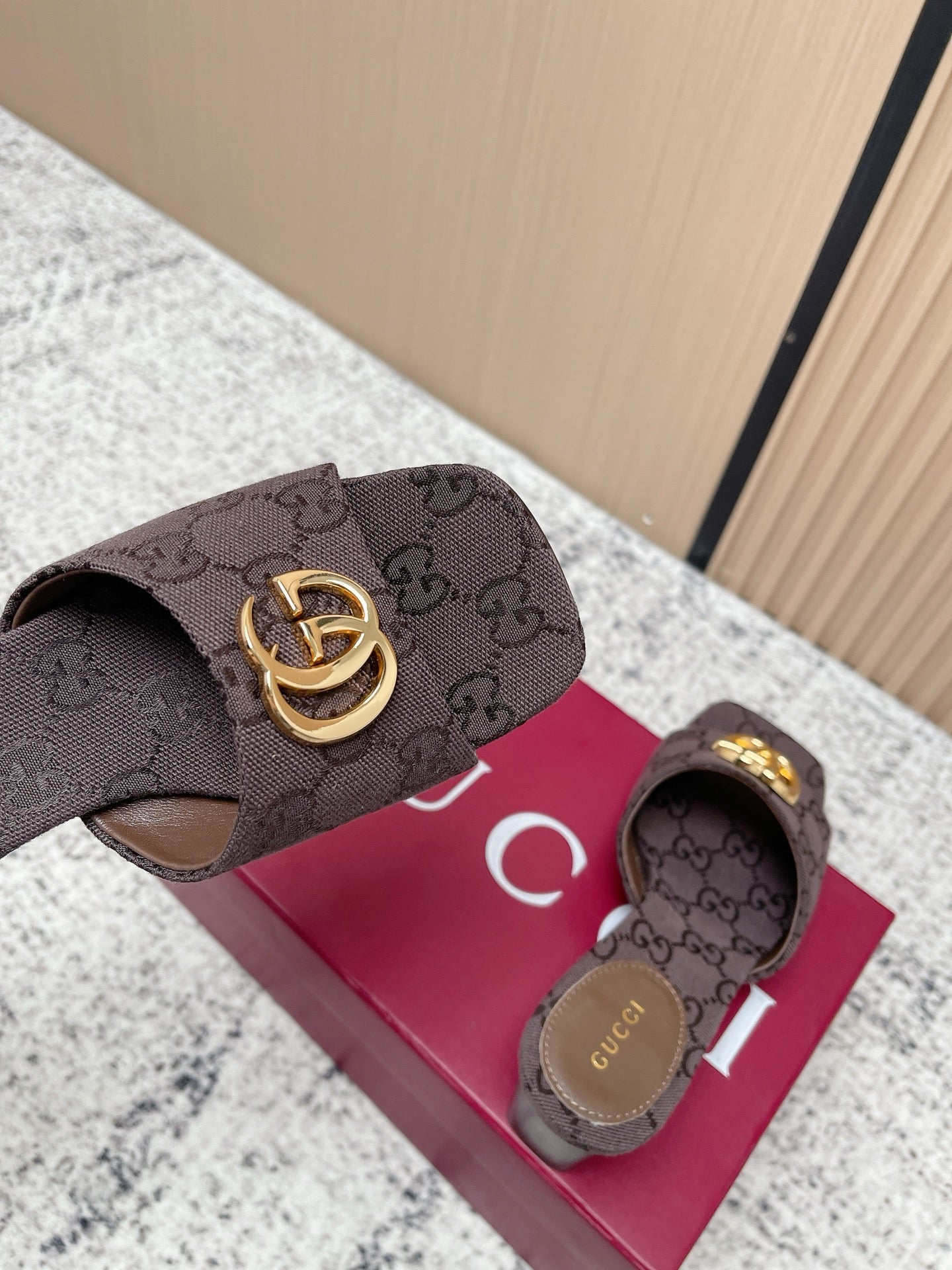 GUCCI 26S HIGH HEELS IN DARK BROWN CANVAS WITH GOLD HARDWARE