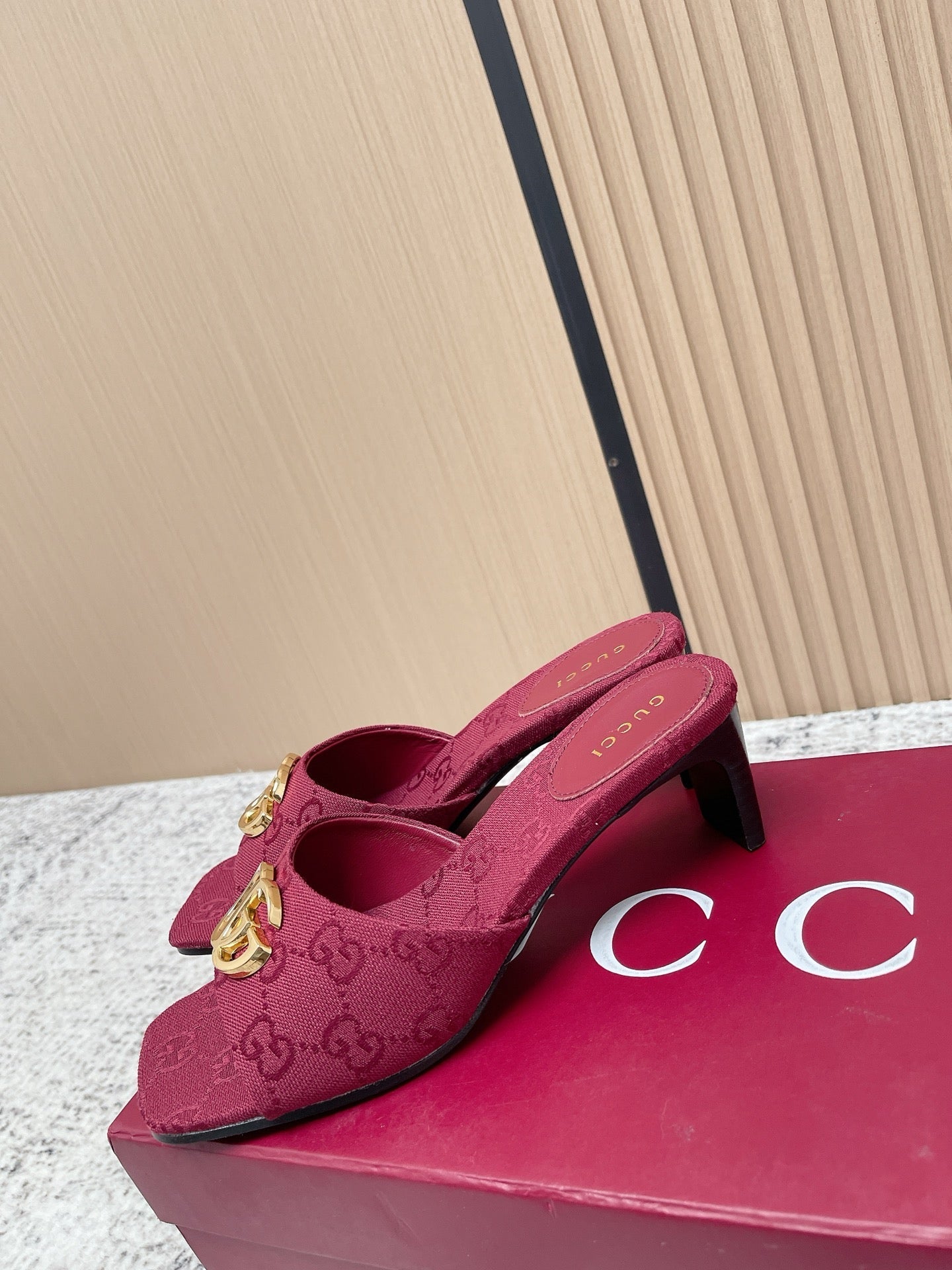 GUCCI 26S HIGH HEELS IN DARK RED CANVAS WITH GOLD HARDWARE