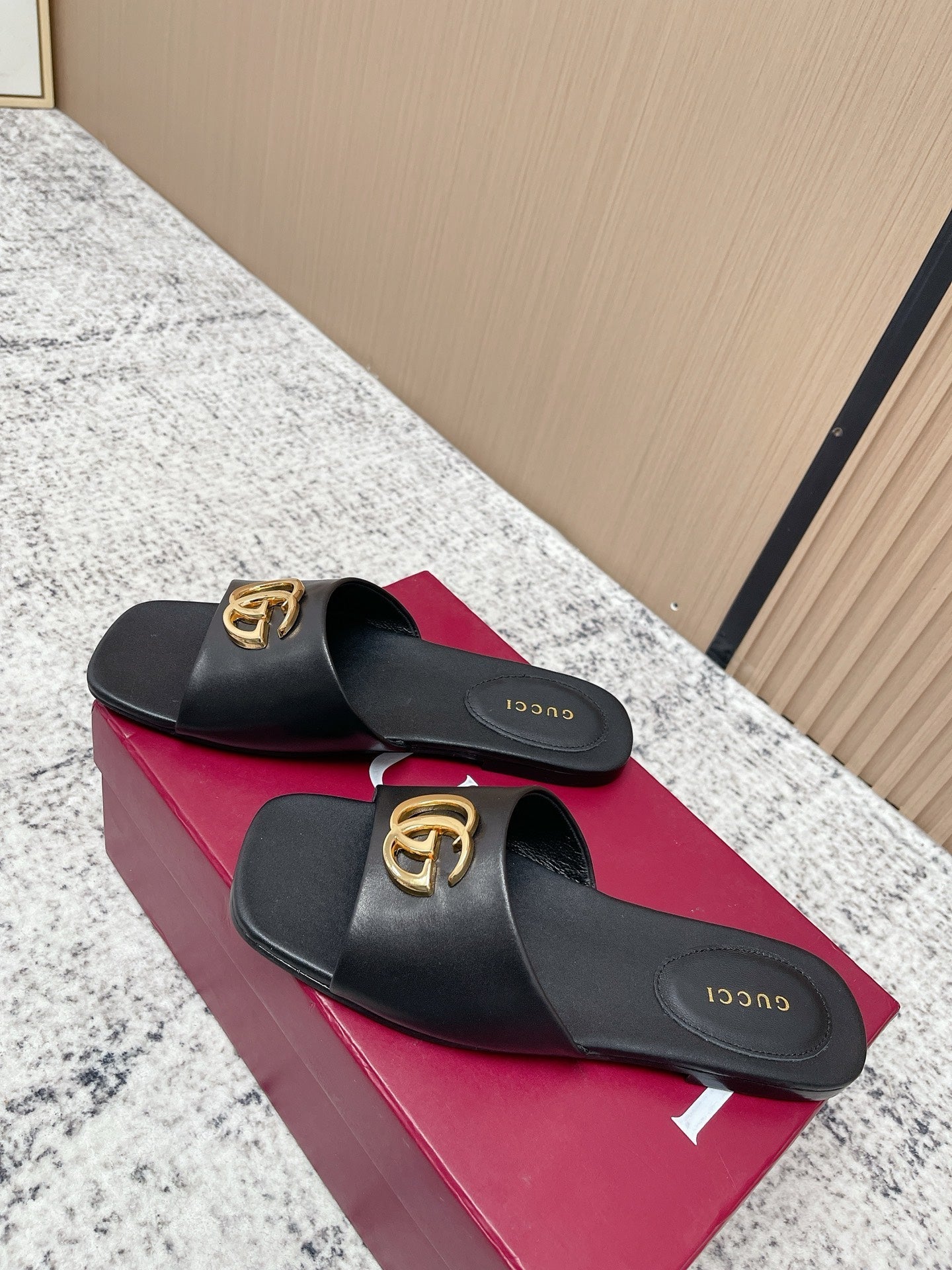 GUCCI 26S SLIDE SANDAL IN BLACK CALFSKIN WITH GOLD HARDWARE
