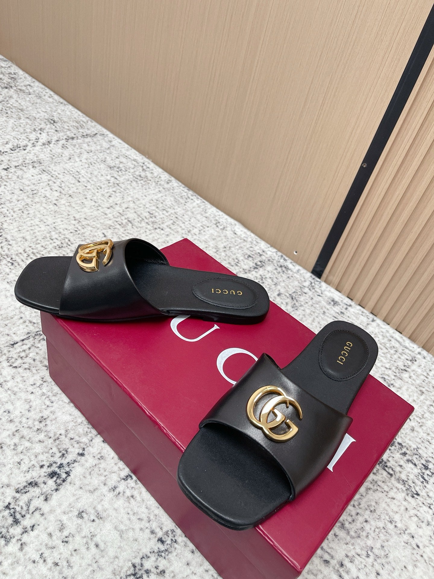 GUCCI 26S SLIDE SANDAL IN BLACK CALFSKIN WITH GOLD HARDWARE