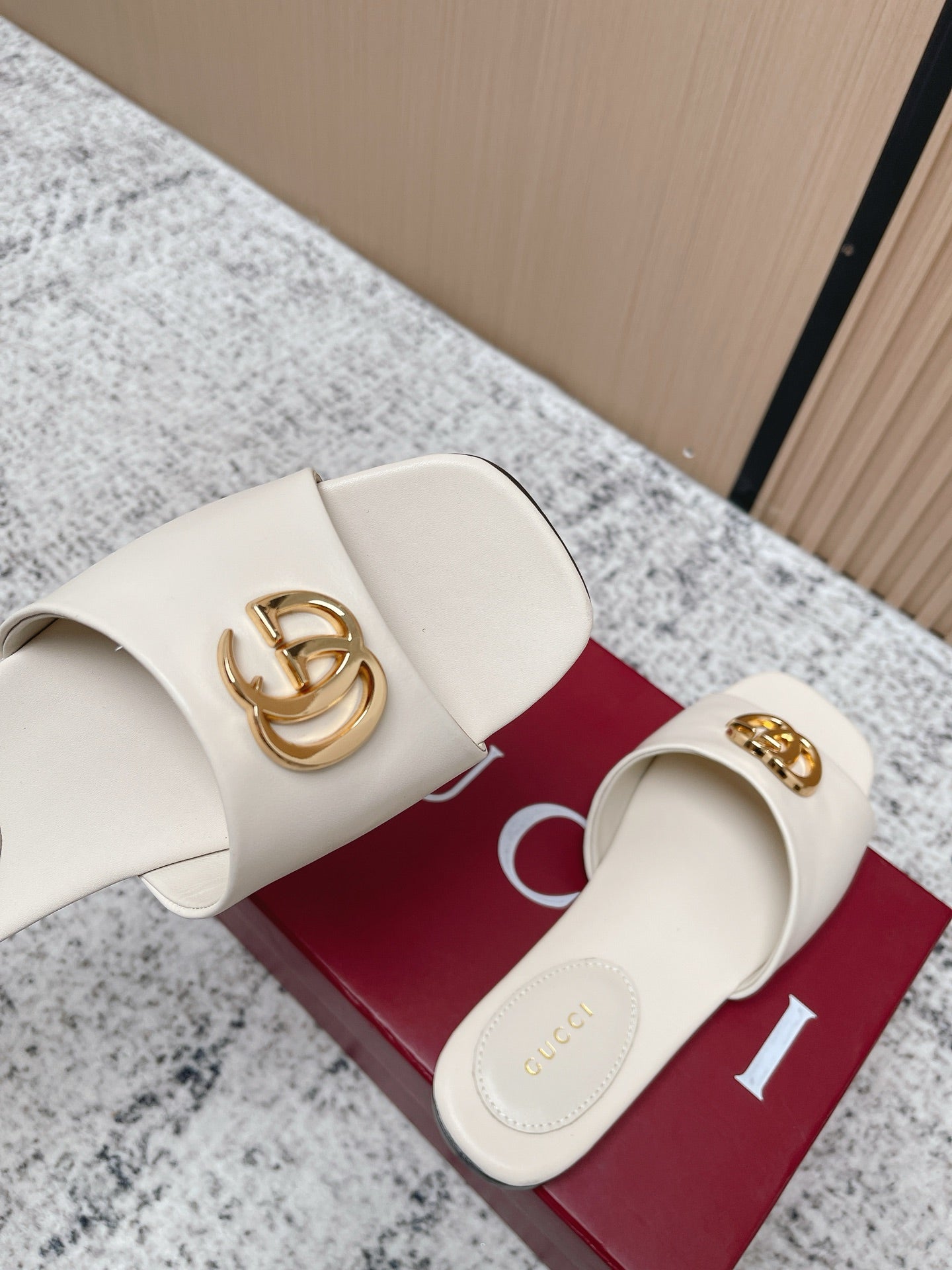 GUCCI 26S SLIDE SANDAL IN CREAM WHITE CALFSKIN WITH GOLD HARDWARE