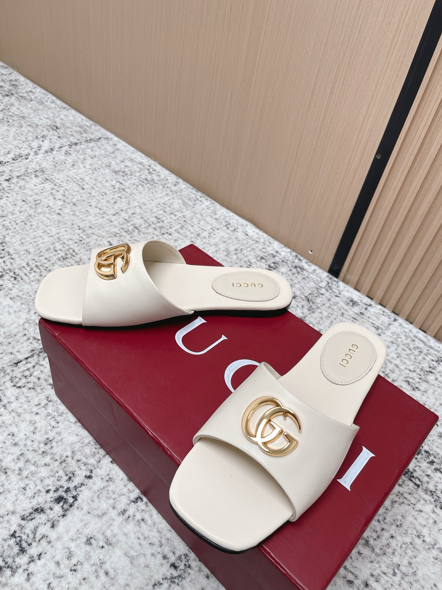 GUCCI 26S SLIDE SANDAL IN CREAM WHITE CALFSKIN WITH GOLD HARDWARE