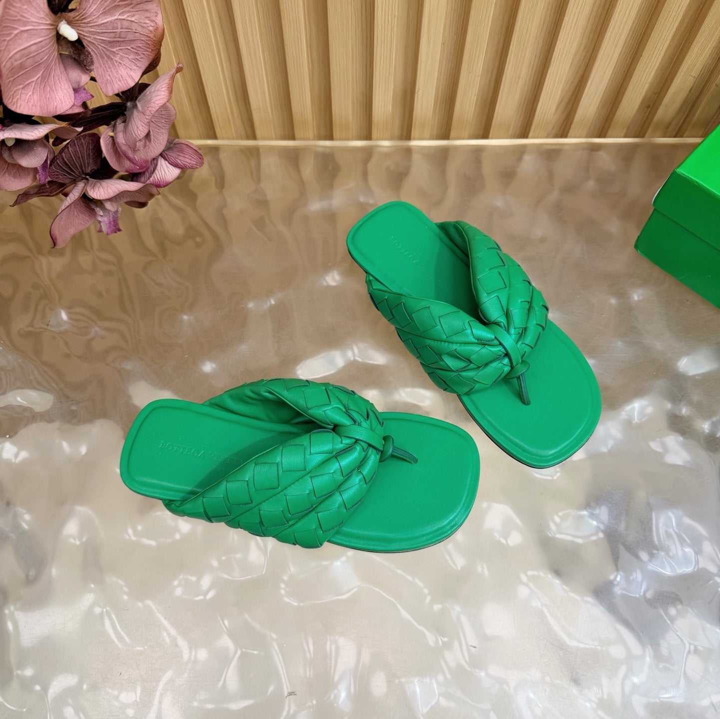 BOTTEGA VENETA 26S THONG SANDALS IN GREEN LAMBSKIN