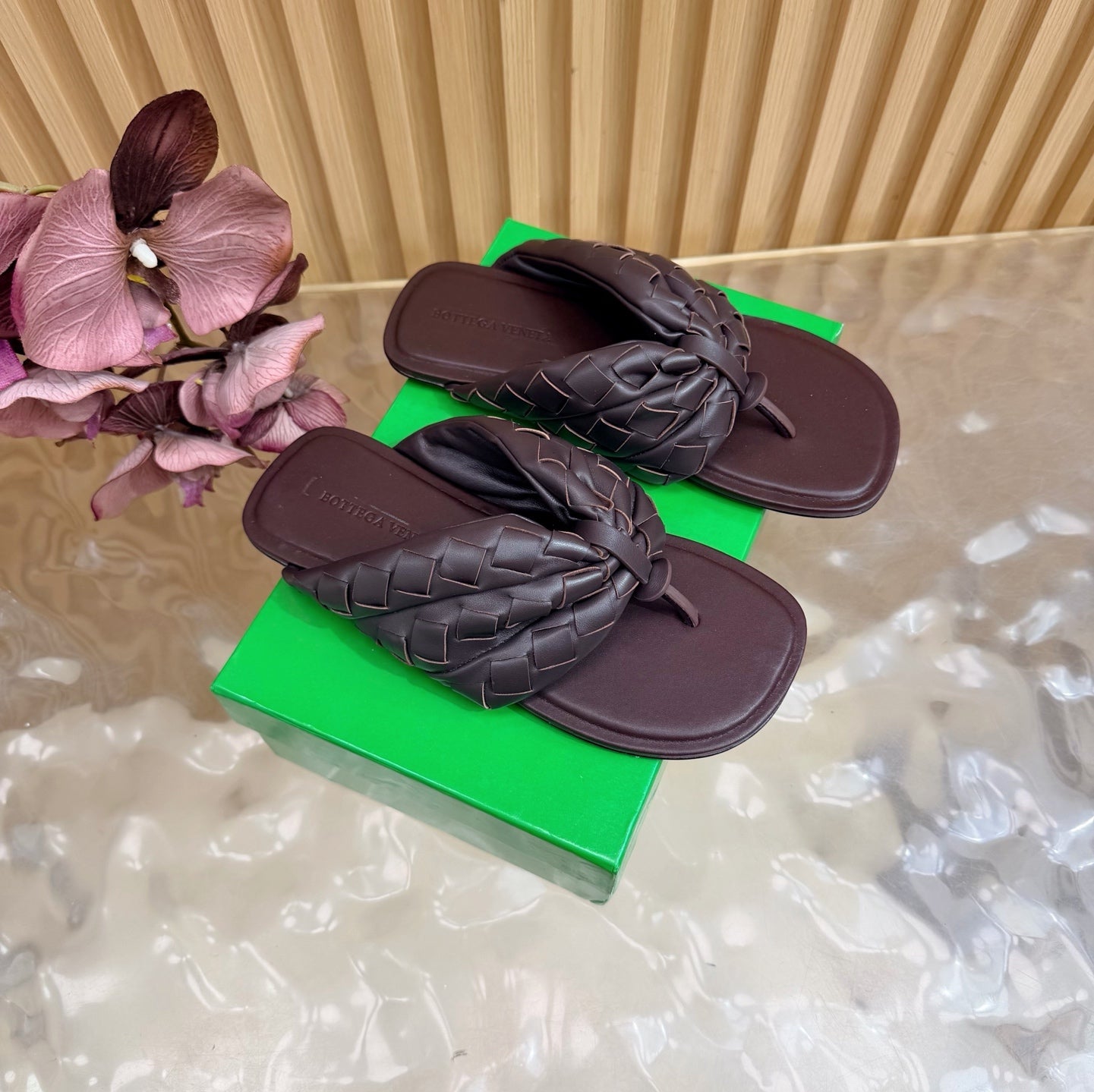 BOTTEGA VENETA 26S THONG SANDALS IN DARK BROWN LAMBSKIN