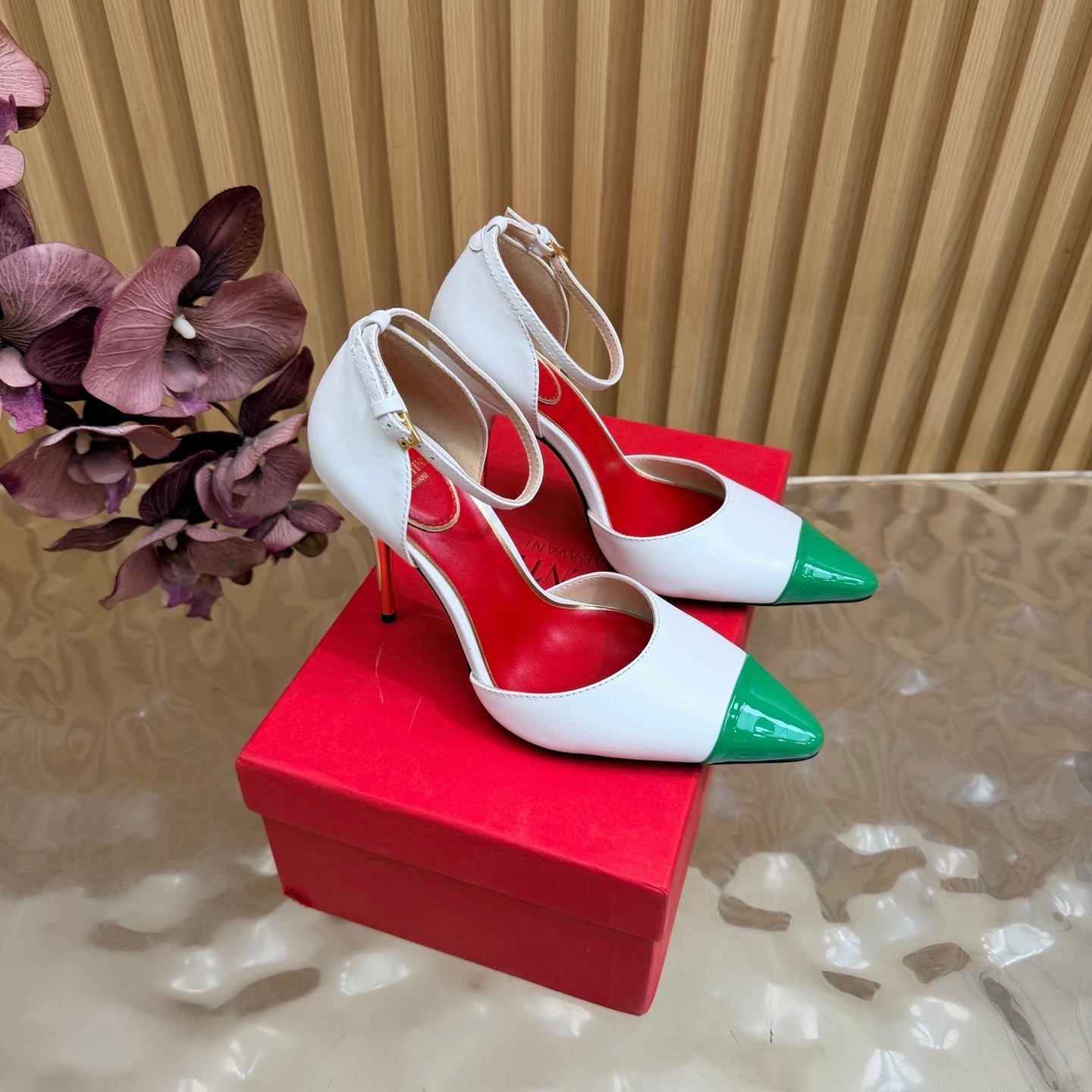 VALENTINO 26S ANKLE-STRA PUMPS 100 MM IN WHITE AND GREEN CALFSKIN
