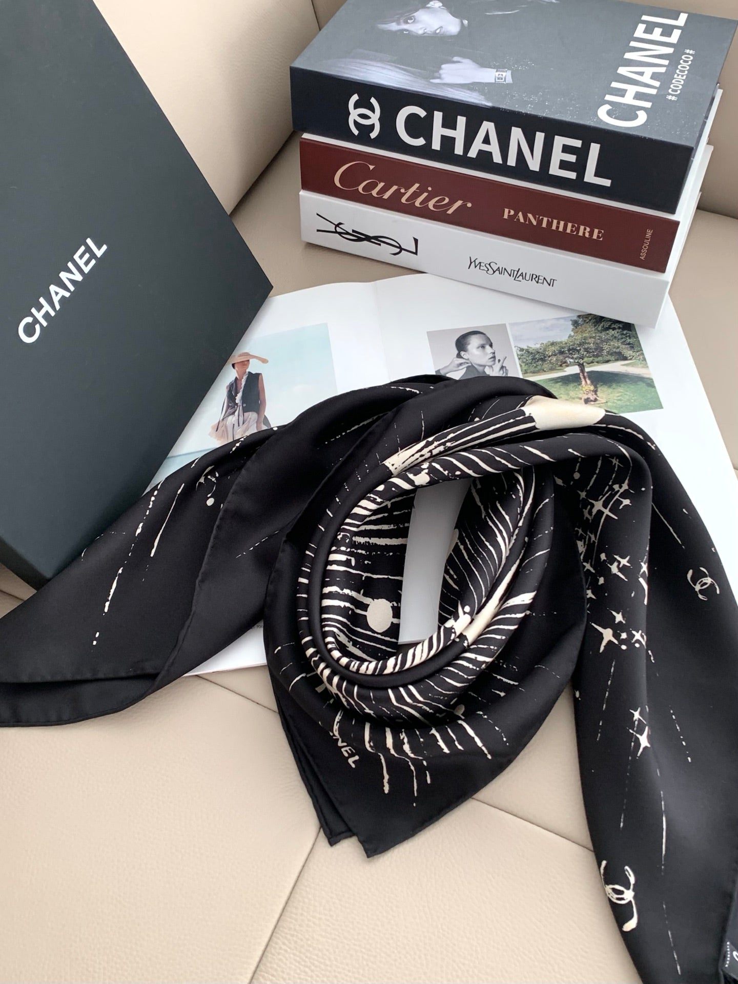 CHANEL 26S SCARF 90 IN SILK 311794