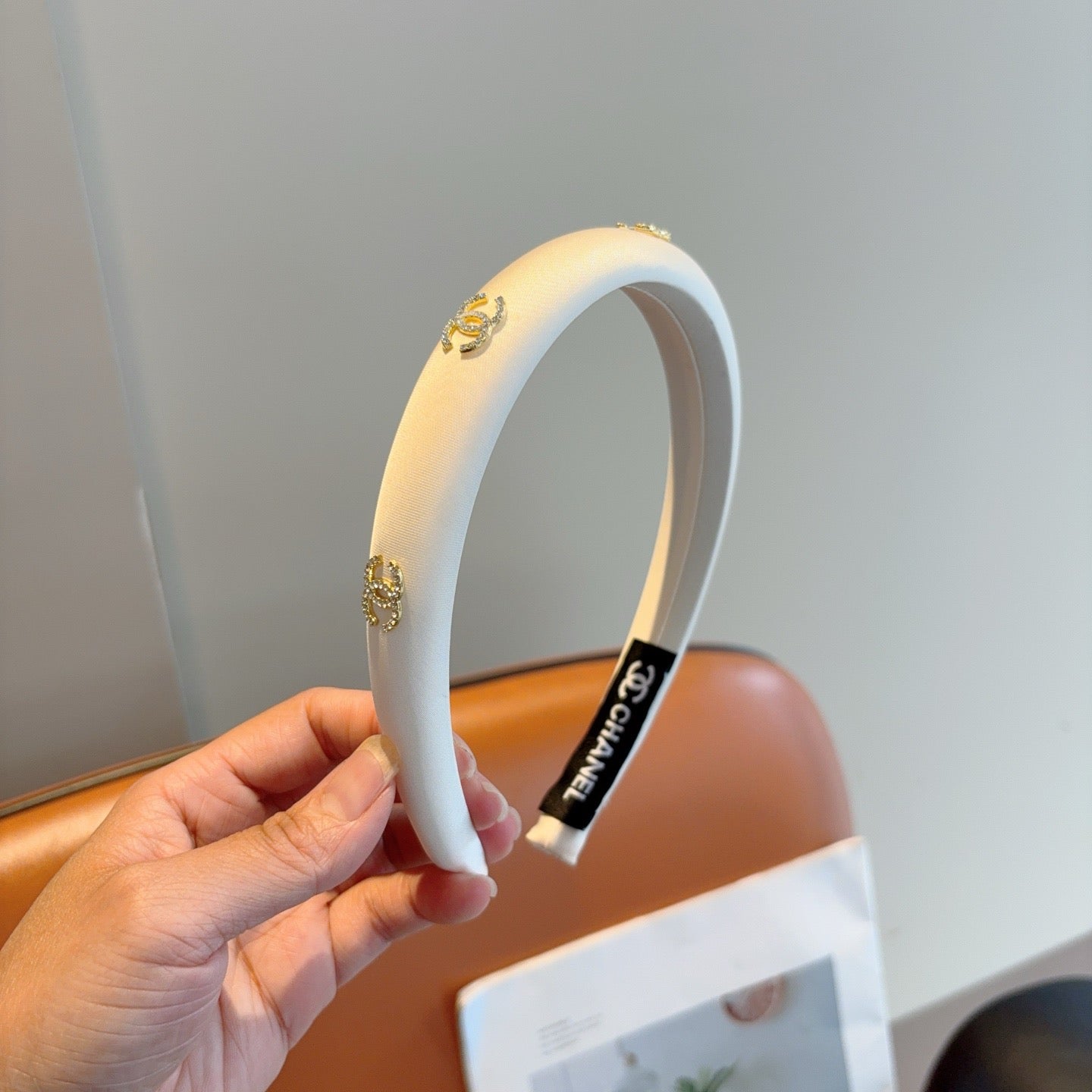 CHANEL 26S HEADBAND IN WHITE FABRIC 505249