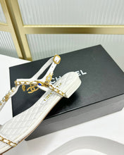 SANDALS PEARL CHAIN IN WHITE COWHIDE