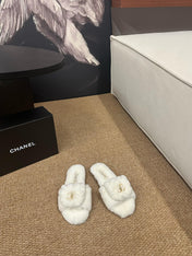 CHANEL 26S SLIDE SANDALS IN WHITE SHEARLING CC LOGO