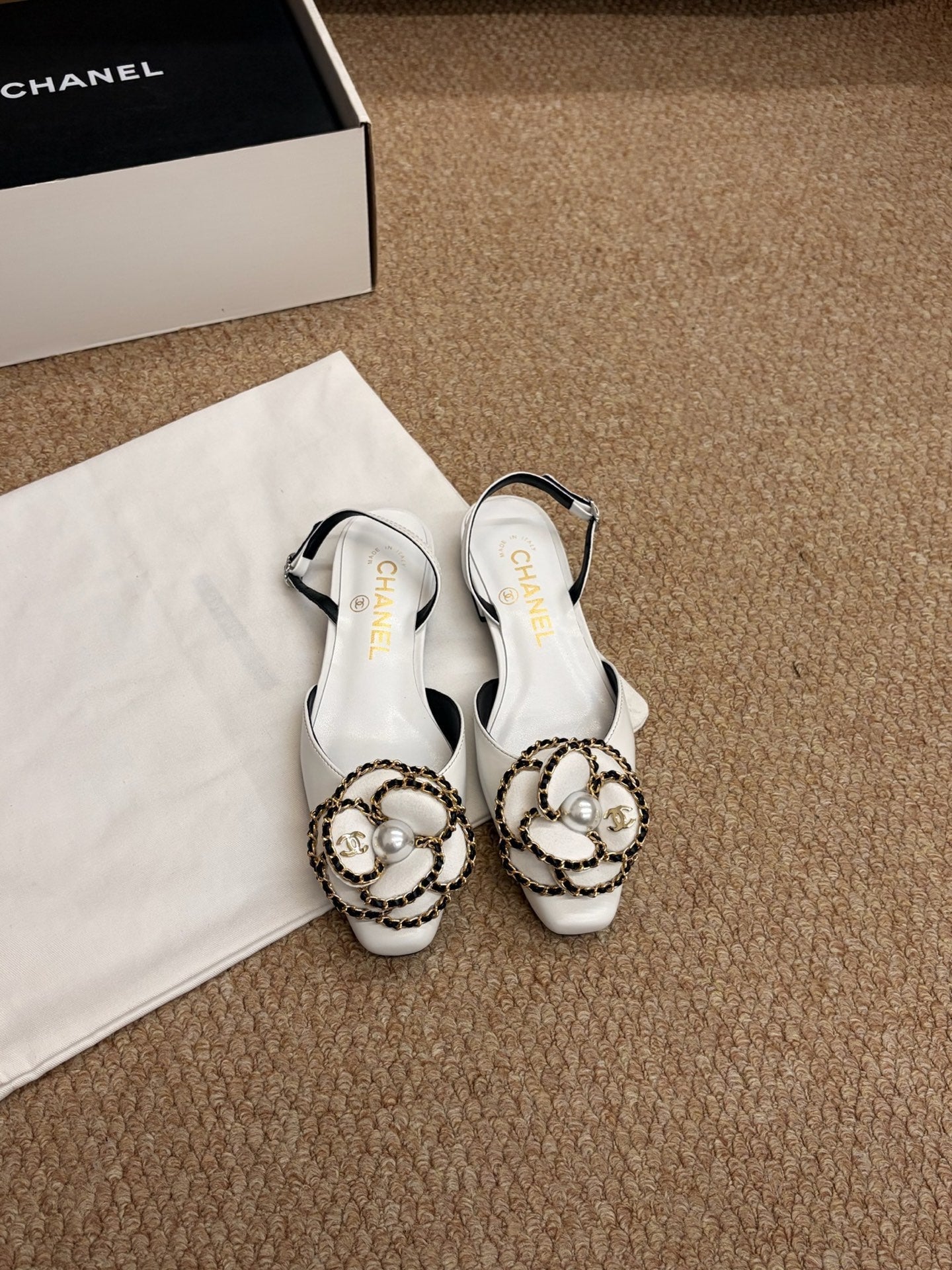 CHANEL 26S SLINGBACK FLATS IN WHITE CALFSKIN CAMELLIA PEARL