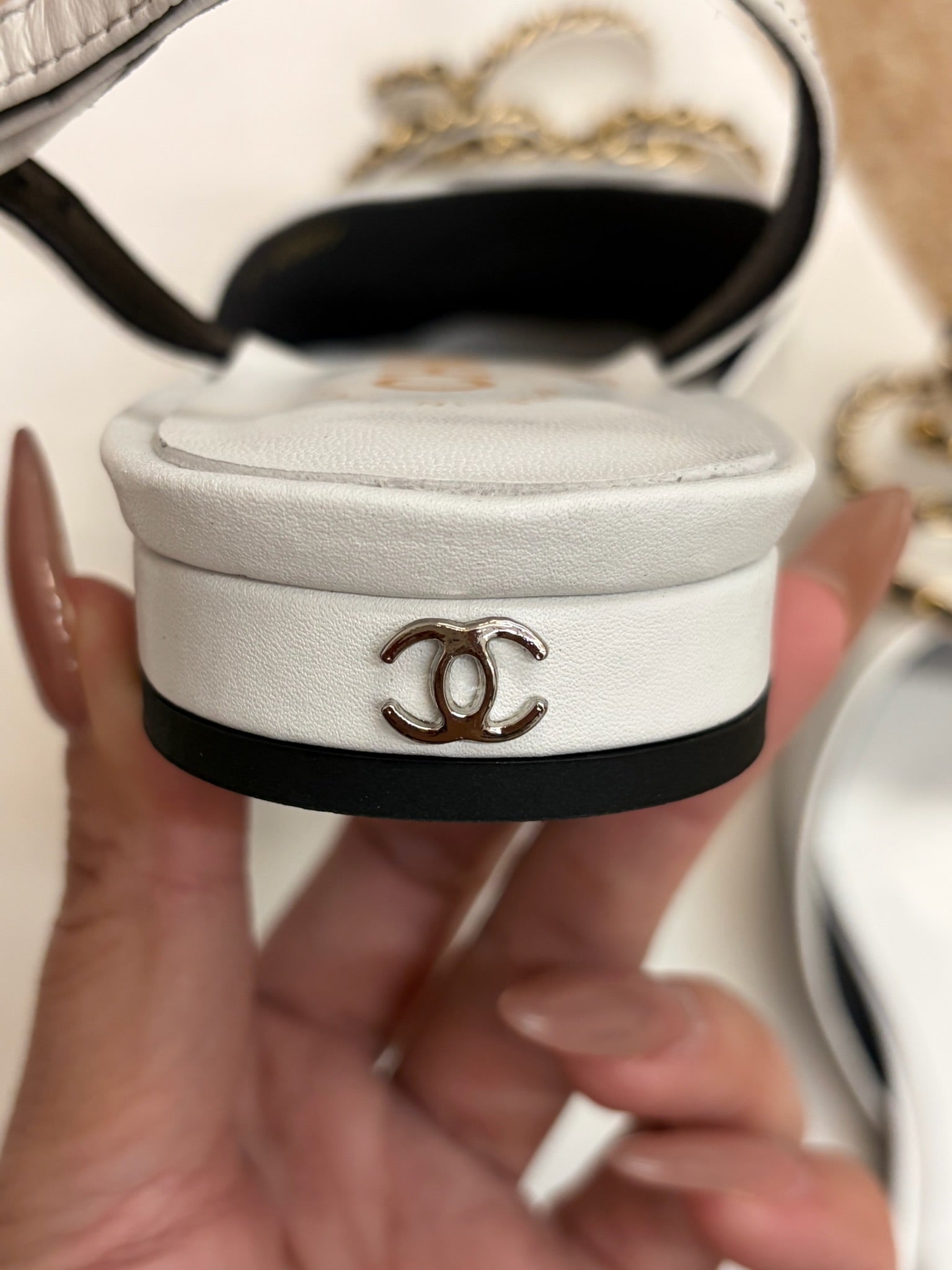 CHANEL 26S SLINGBACK FLATS IN WHITE CALFSKIN CAMELLIA PEARL