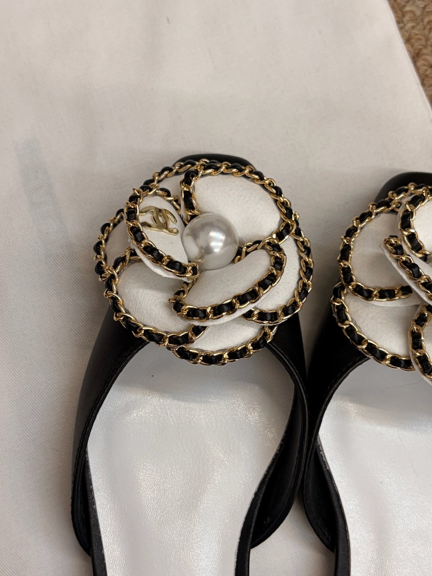 CHANEL 26S SLINGBACK FLATS IN BLACK CALFSKIN CAMELLIA PEARL