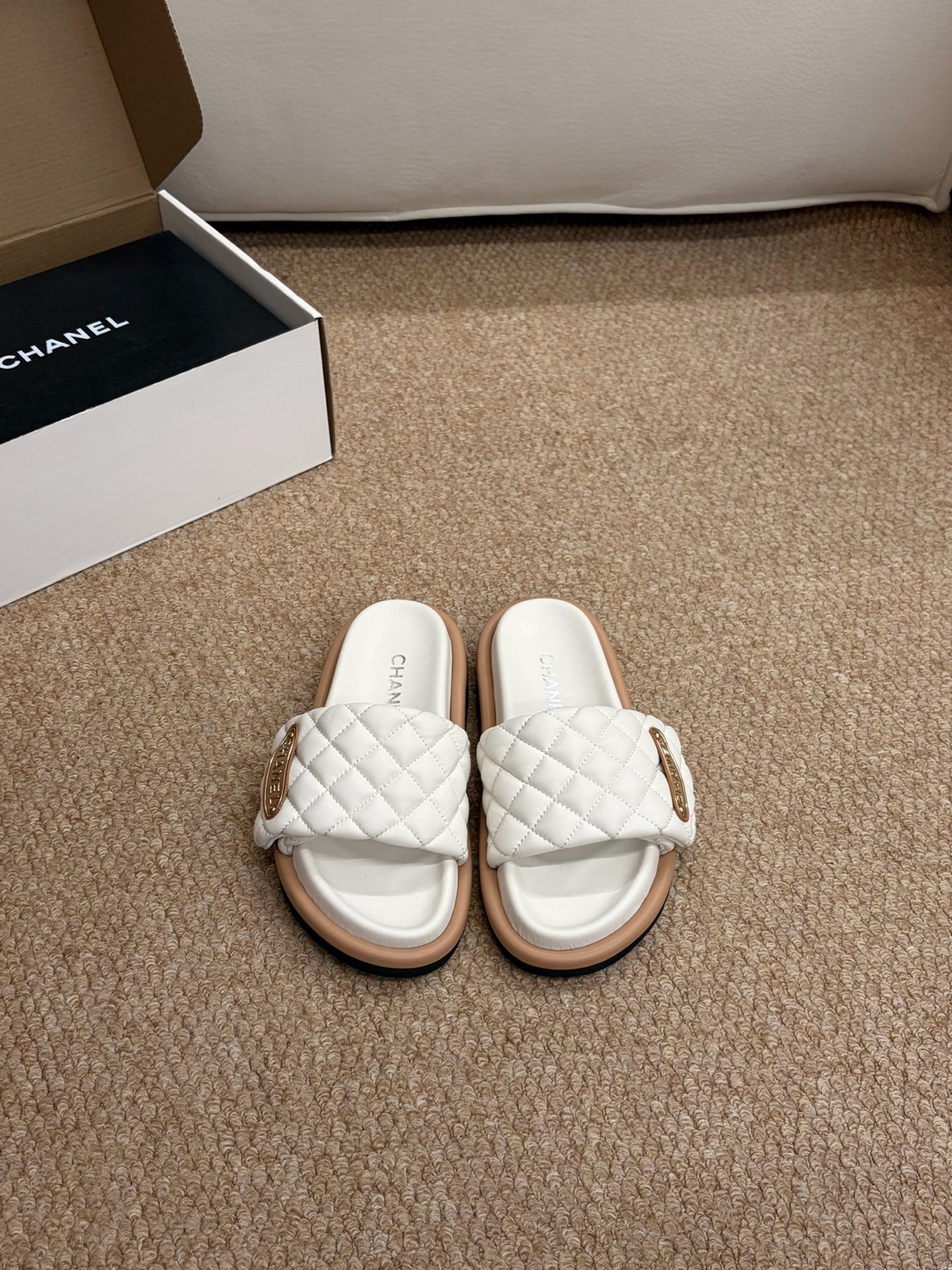 CHANEL 26S SLIDE SANDALS IN WHITE QUILTED CALFSKIN WITH LOGO PLAQUE