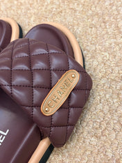 CHANEL 26S SLIDE SANDALS IN BURGUNDY RED QUILTED CALFSKIN WITH LOGO PLAQUE