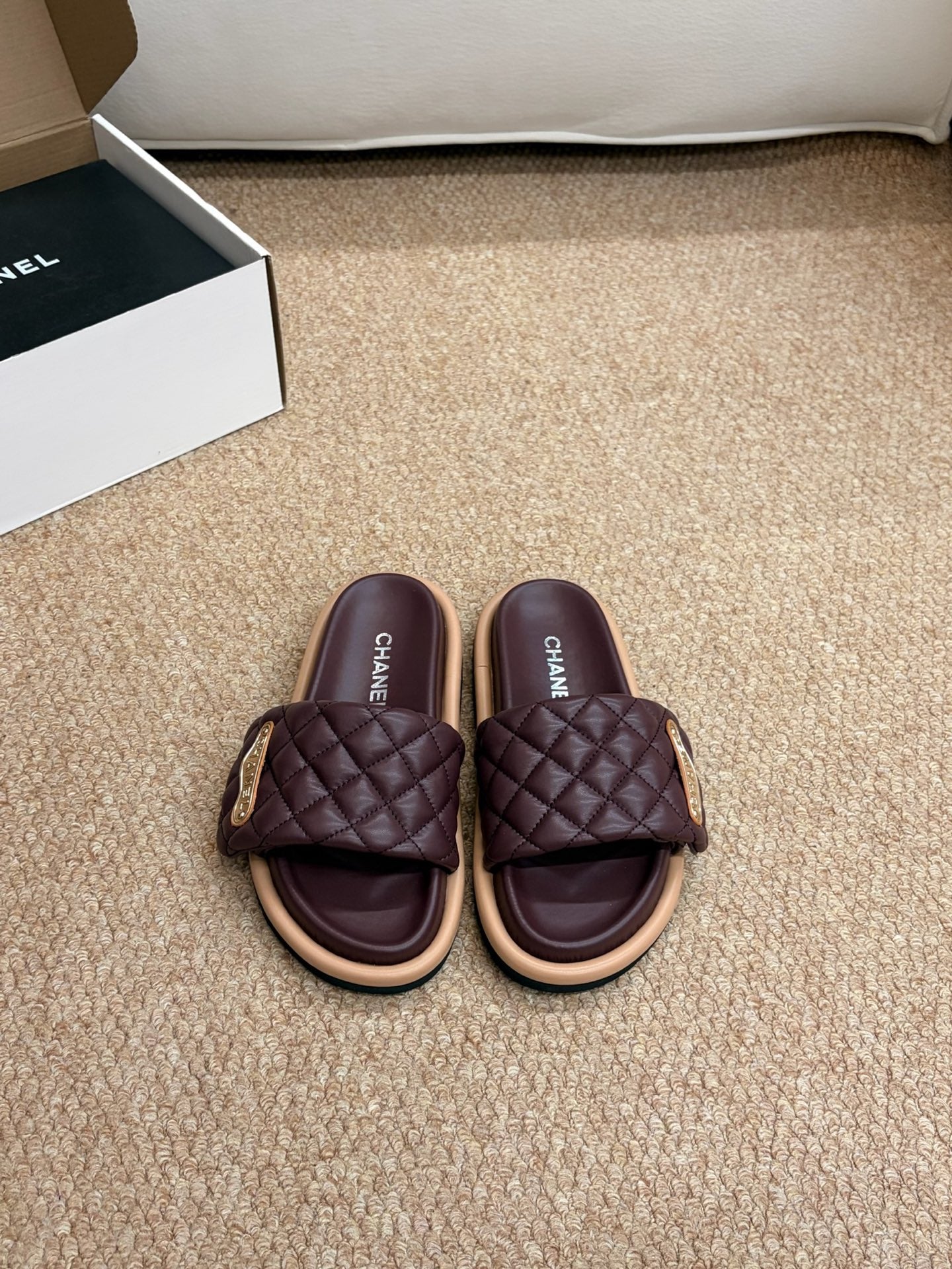 CHANEL 26S SLIDE SANDALS IN BURGUNDY RED QUILTED CALFSKIN WITH LOGO PLAQUE