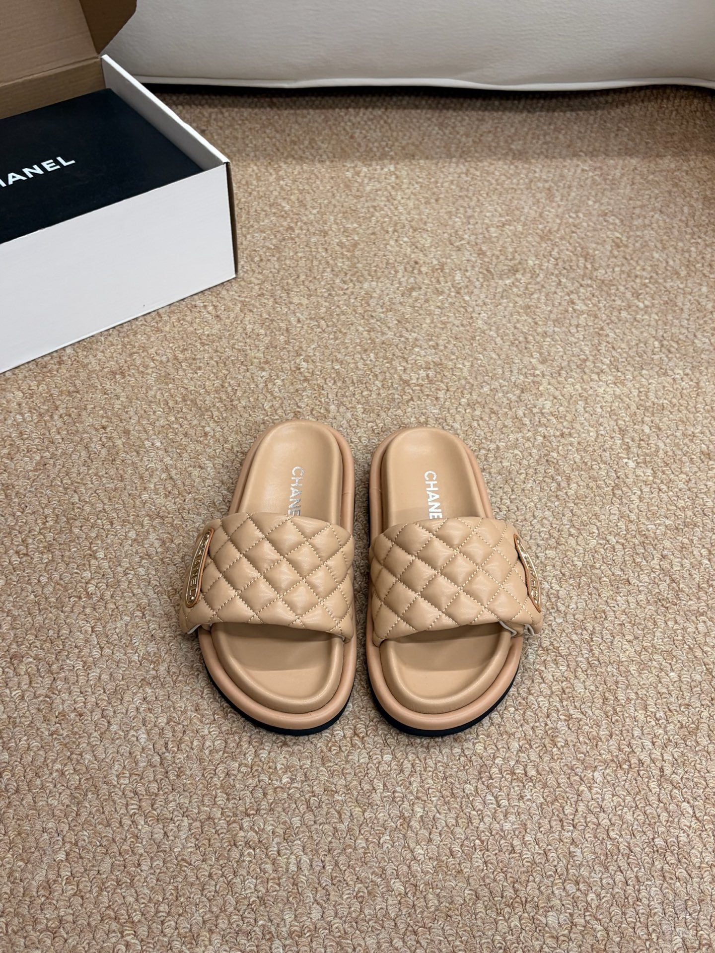 CHANEL 26S SLIDE SANDALS IN BEIGE QUILTED CALFSKIN WITH LOGO PLAQUE