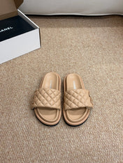 CHANEL 26S SLIDE SANDALS IN BEIGE QUILTED CALFSKIN WITH LOGO PLAQUE