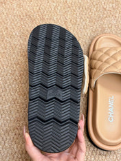 CHANEL 26S SLIDE SANDALS IN BEIGE QUILTED CALFSKIN WITH LOGO PLAQUE