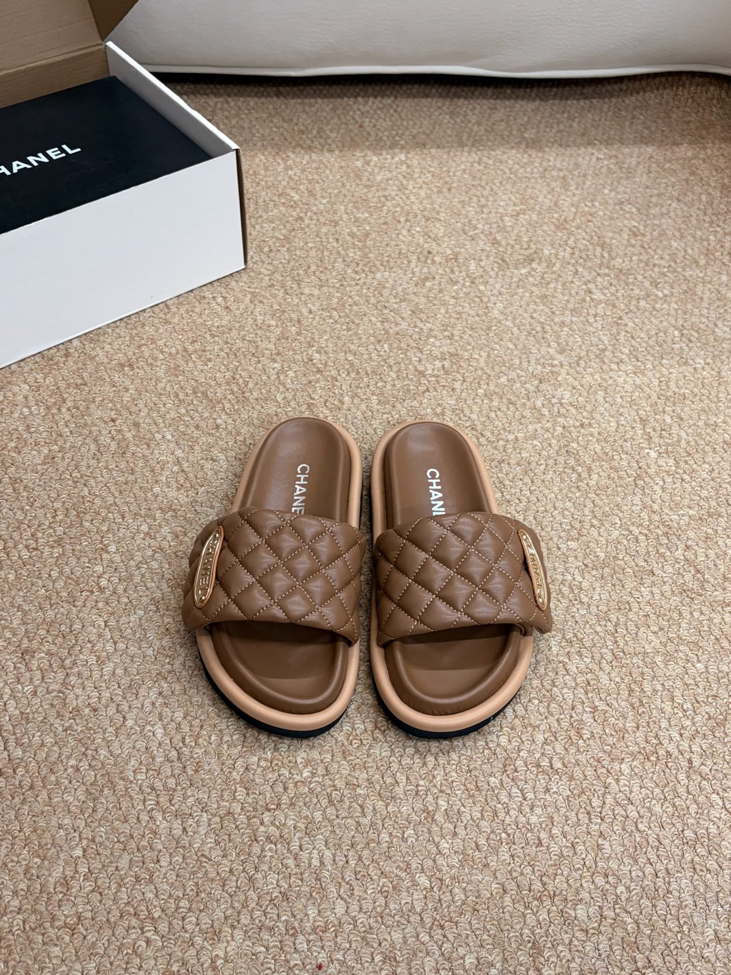 CHANEL 26S SLIDE SANDALS IN BROWN QUILTED CALFSKIN WITH LOGO PLAQUE