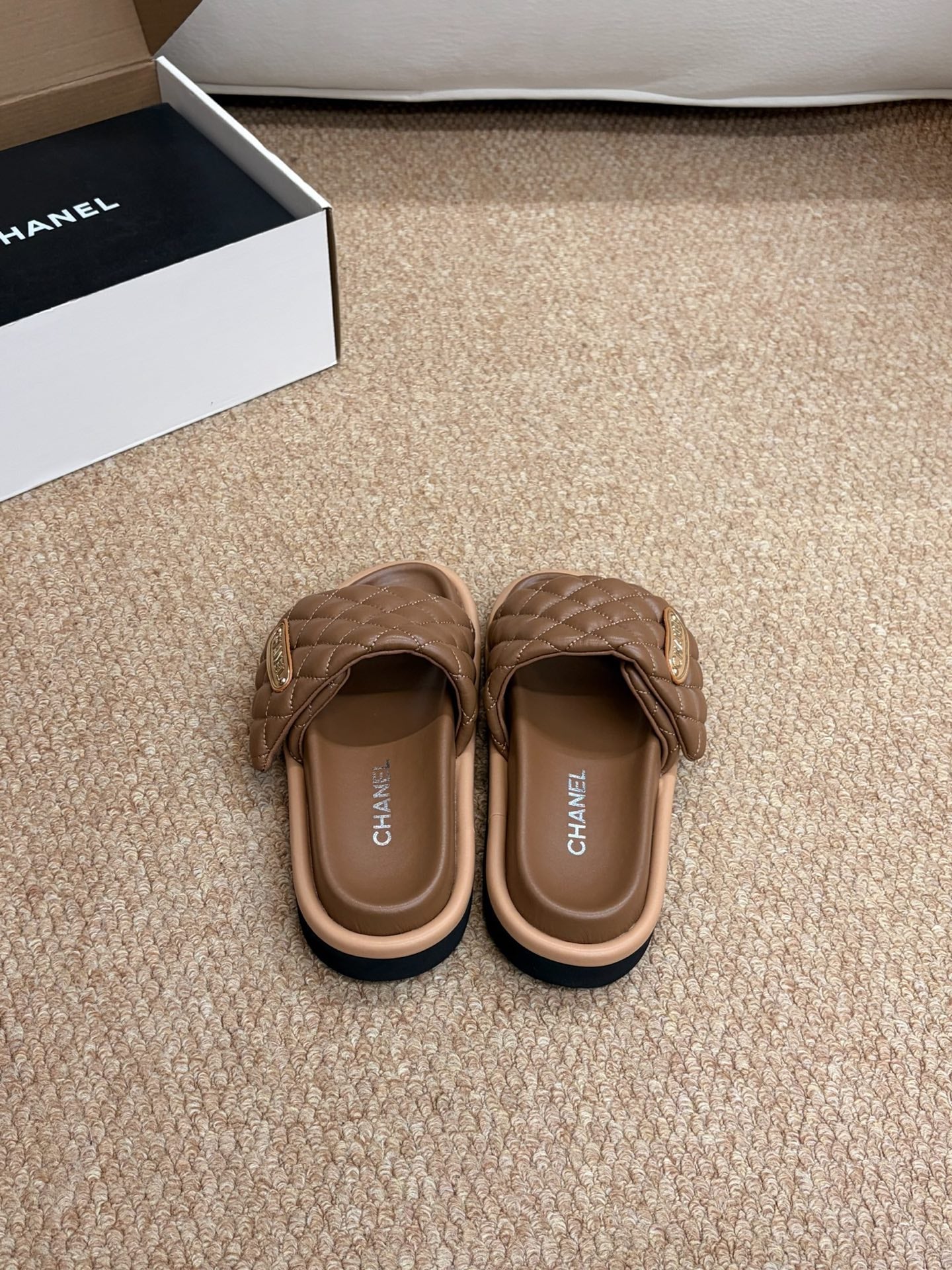 CHANEL 26S SLIDE SANDALS IN BROWN QUILTED CALFSKIN WITH LOGO PLAQUE