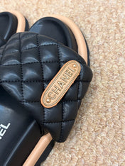 CHANEL 26S SLIDE SANDALS IN BLACK QUILTED CALFSKIN WITH LOGO PLAQUE
