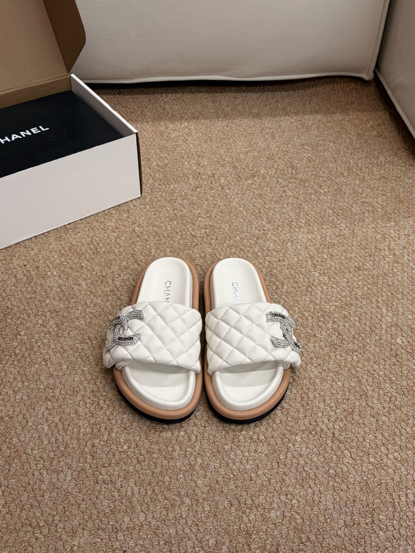 CHANEL 26S SLIDE SANDALS IN WHITE QUILTED CALFSKIN SILVER HARDWARE