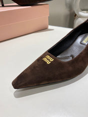 POINTED-TOE MID HEEL PUMPS IN CHOCOLATE SUEDE