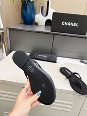 THONG SLIPPERS IN BLACK DENIM