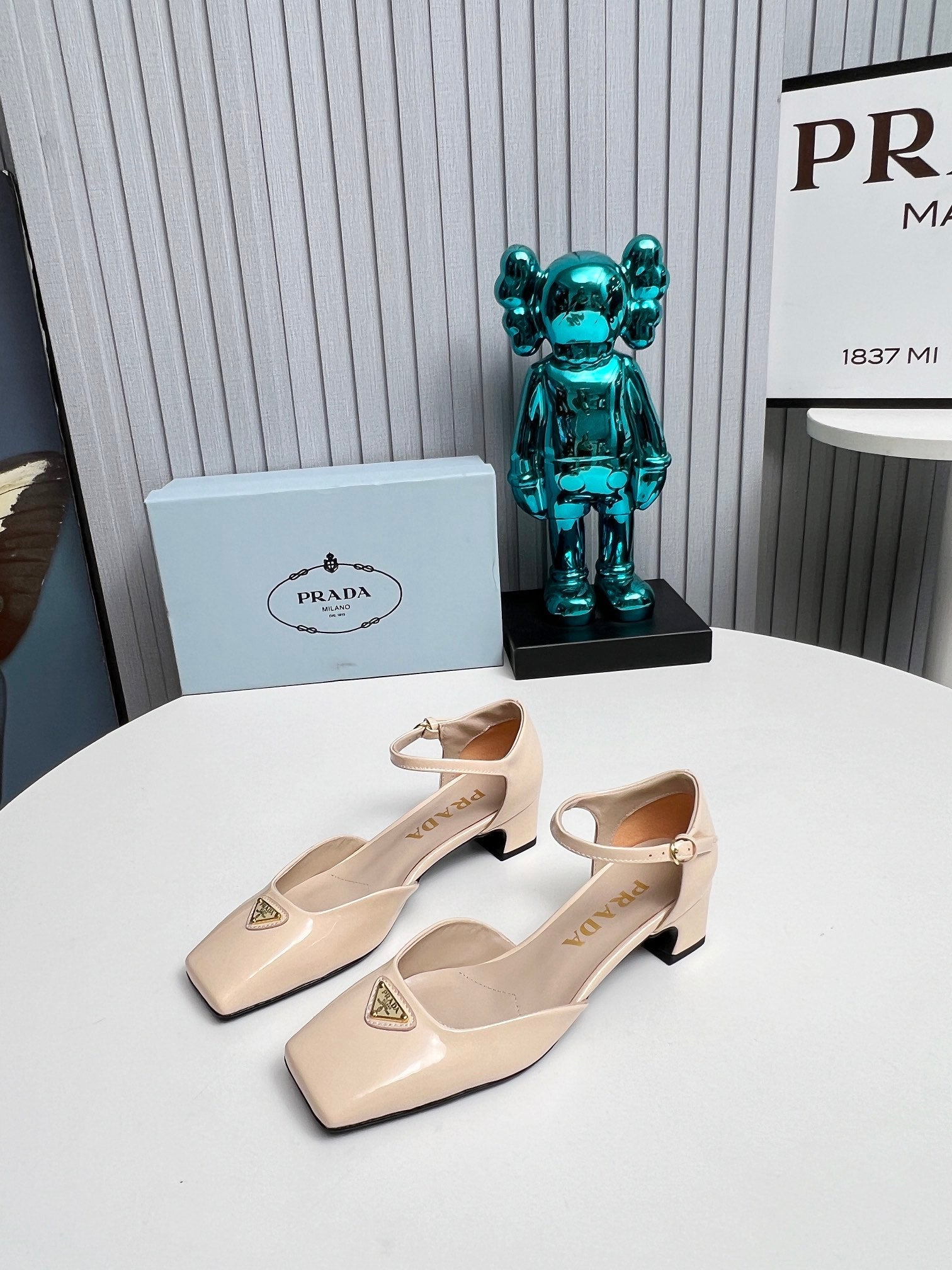 PRADA 26S ANKLE STRAP PUMPS 40MM IN NUDE BEIGE PATENT CALFSKIN TRIANGLE LOGO