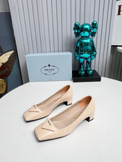 PRADA 26S SQUARE TOE PUMPS BLOCK HEEL 40MM IN NUDE BEIGE PATENT CALFSKIN WITH LOGO