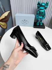 PRADA 26S SQUARE TOE PUMPS BLOCK HEEL 40MM IN BLACK PATENT CALFSKIN WITH LOGO