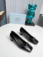 PRADA 26S SQUARE TOE PUMPS BLOCK HEEL 40MM IN BLACK PATENT CALFSKIN WITH LOGO