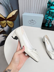 PRADA 26S SQUARE TOE PUMPS BLOCK HEEL 40MM IN WHITE PATENT CALFSKIN WITH LOGO