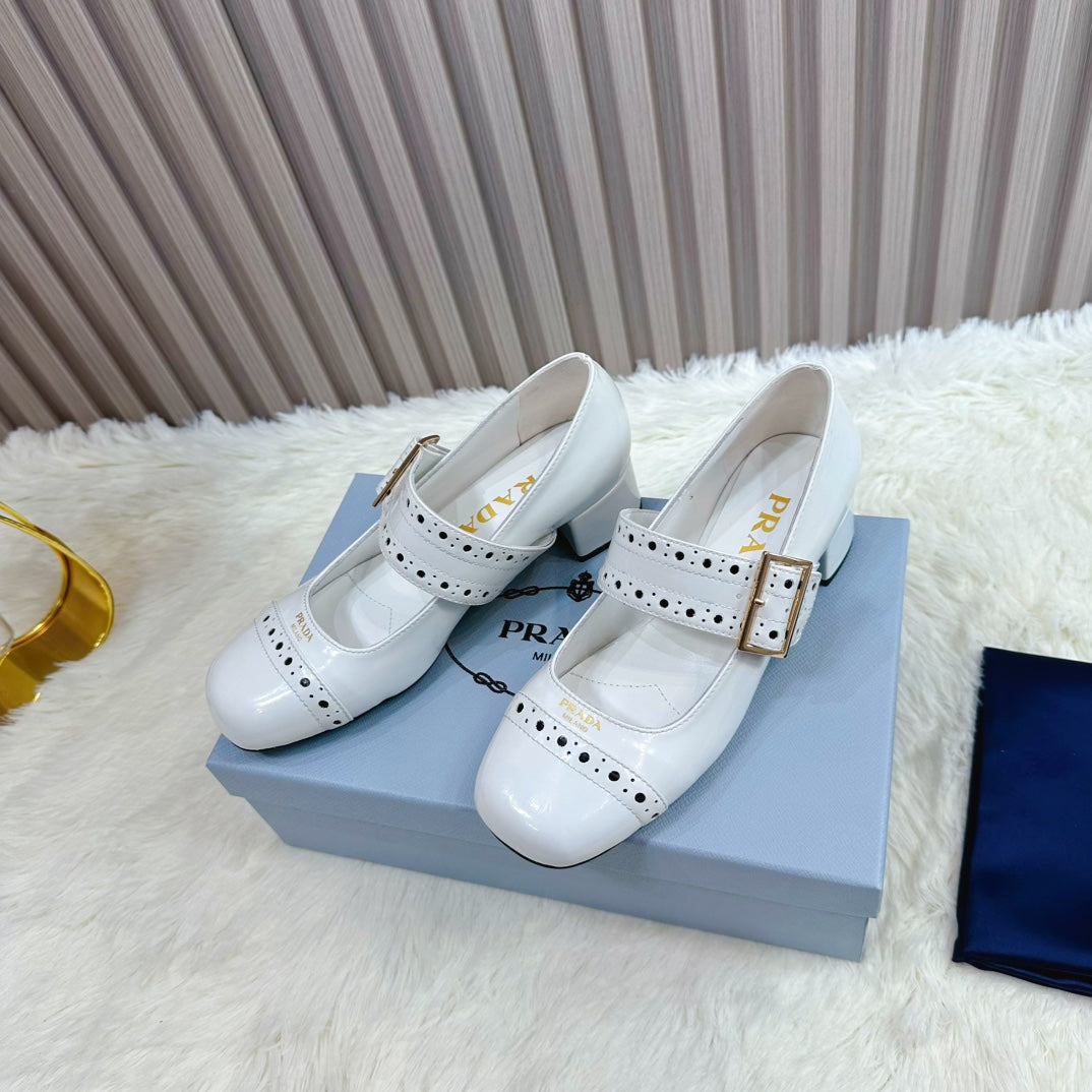 PRADA 26S ROUND TOE MARY JANE 40MM IN WHITE PATENT CALFSKIN WITH STUD DETAIL