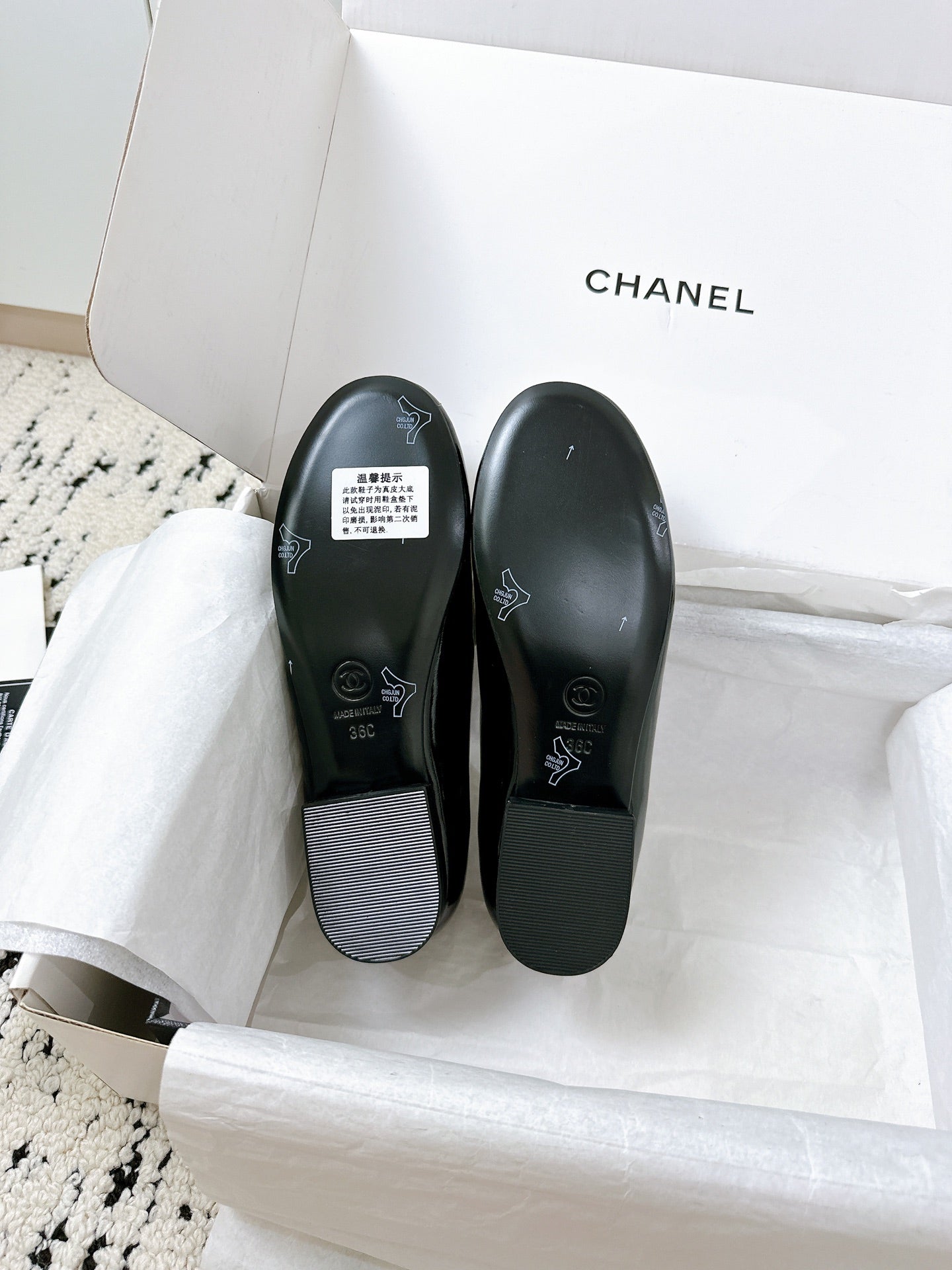 LOAFERS IN WHITE AND BLACK CALFSKIN HARDWARE WITH ROCK MIX CHAIN