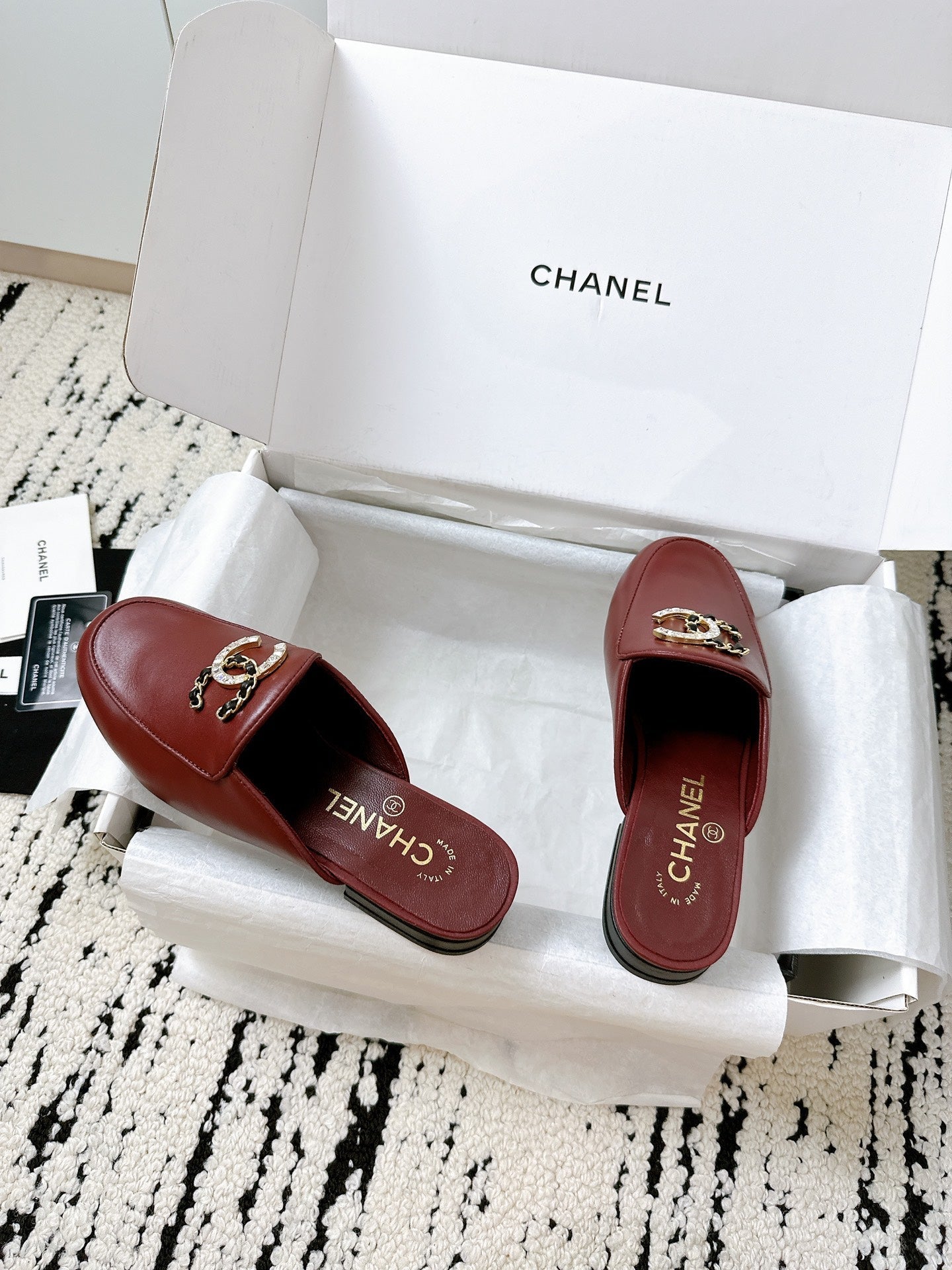 CC FLAT MULE IN RUBY RED CALFSKIN HARDWARE WITH ROCK MIX CHAIN