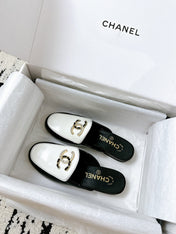 CC FLAT MULE IN WHITE AND BLACK CALFSKIN HARDWARE WITH ROCK MIX CHAIN