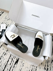 CC FLAT MULE IN WHITE AND BLACK CALFSKIN HARDWARE WITH ROCK MIX CHAIN