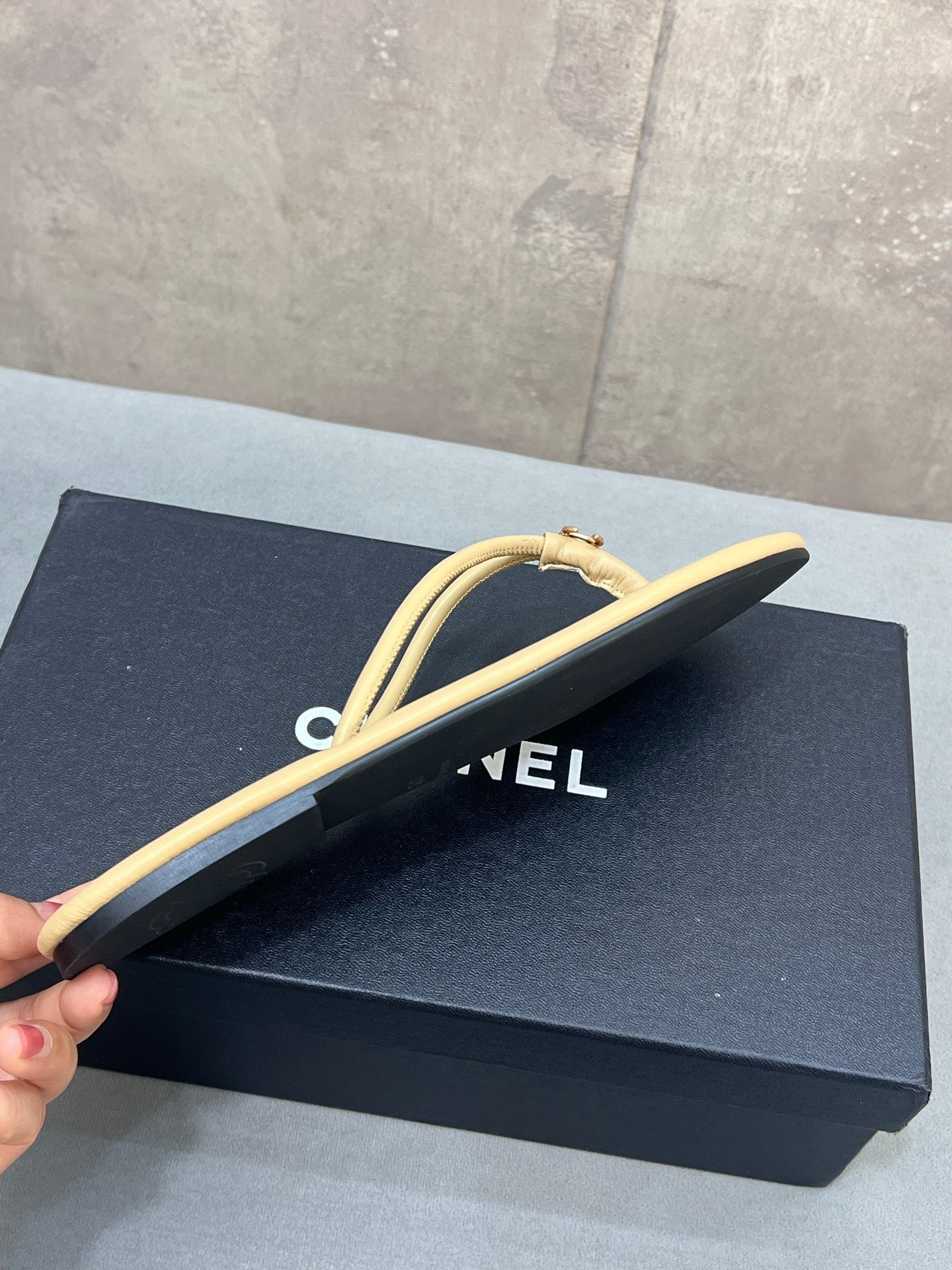 CHANEL 26S FLIP FLOPS IN BEIGE CALFSKIN CC LOGO