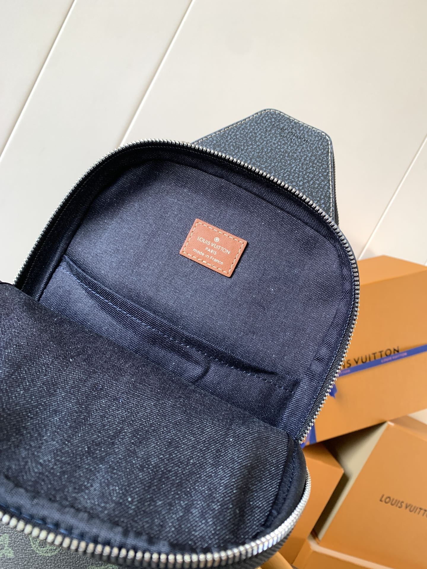 AVENUE SLINGBAG 31 IN BLACK MONOGRAM CANVAS WITH BROWN LOGO