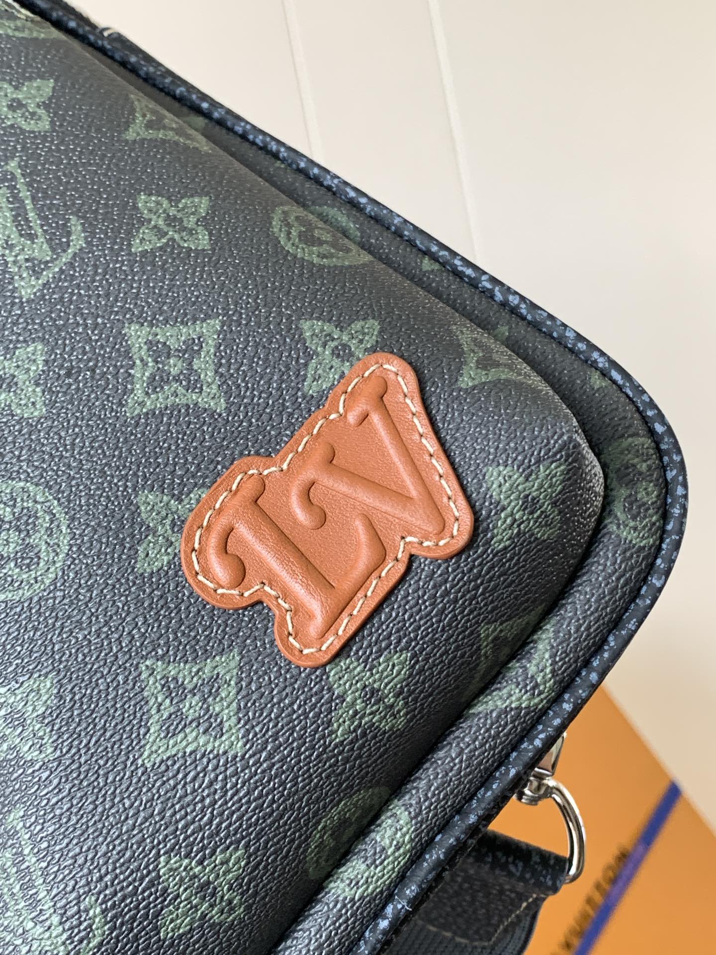 AVENUE SLINGBAG 31 IN BLACK MONOGRAM CANVAS WITH BROWN LOGO