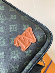 AVENUE SLINGBAG 31 IN BLACK MONOGRAM CANVAS WITH BROWN LOGO