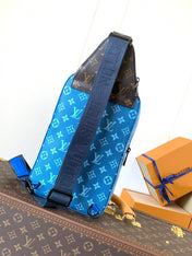 AVENUE SLINGBAG 31 IN BLUE AND BROWN TAIGA LEATHER