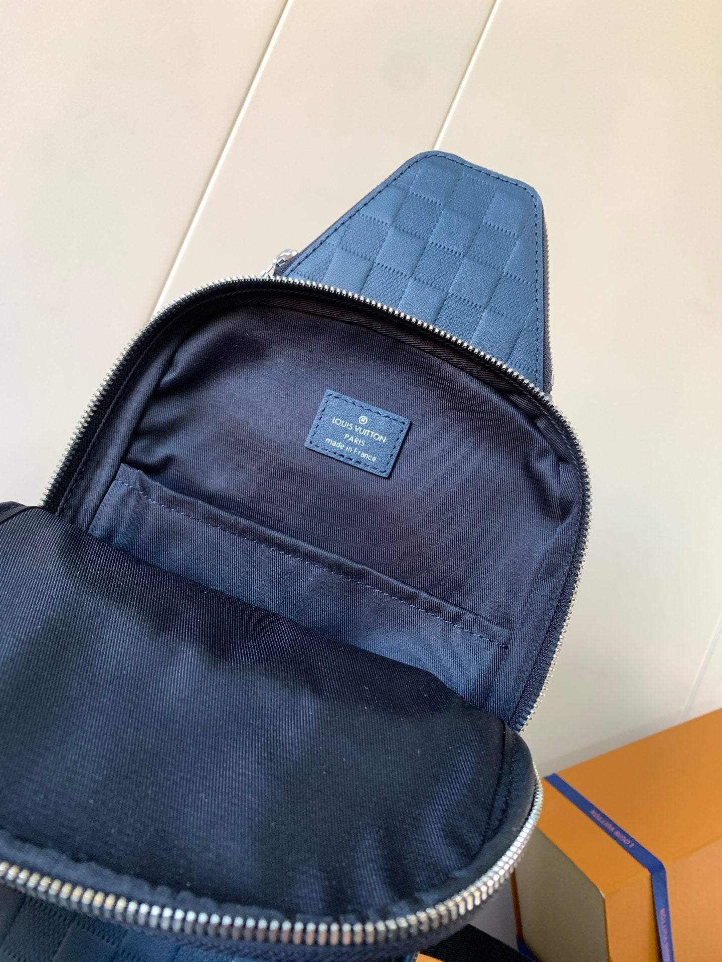 AVENUE SLINGBAG 31 IN NAVY BLUE TAIGA LEATHER WITH WHITE LOGO PRINTED
