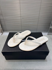 CRYSTAL THONG SANDAL IN WHITE CREAM SUEDE