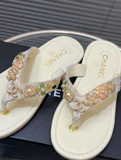 THONG SLIPPERS IN CREAM WHITE SOFT LEATHER WITH LOGO STICKER DETAIL