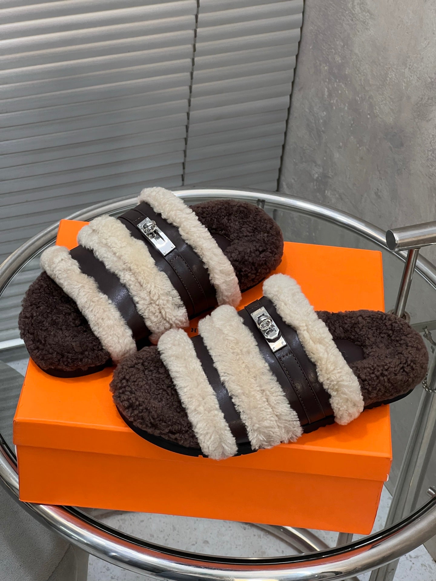 HM 25S SANDAL IN BEIGE WOOL AND DARK BROWN LAMBSKIN WITH SILVER HARDWARE