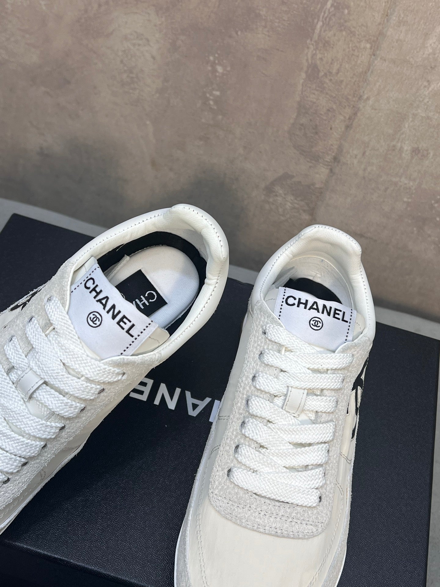 CHANEL 26S RUNNING SNEAKERS IN WHITE AND LIGHT GREY MATERIAL CC LOGO