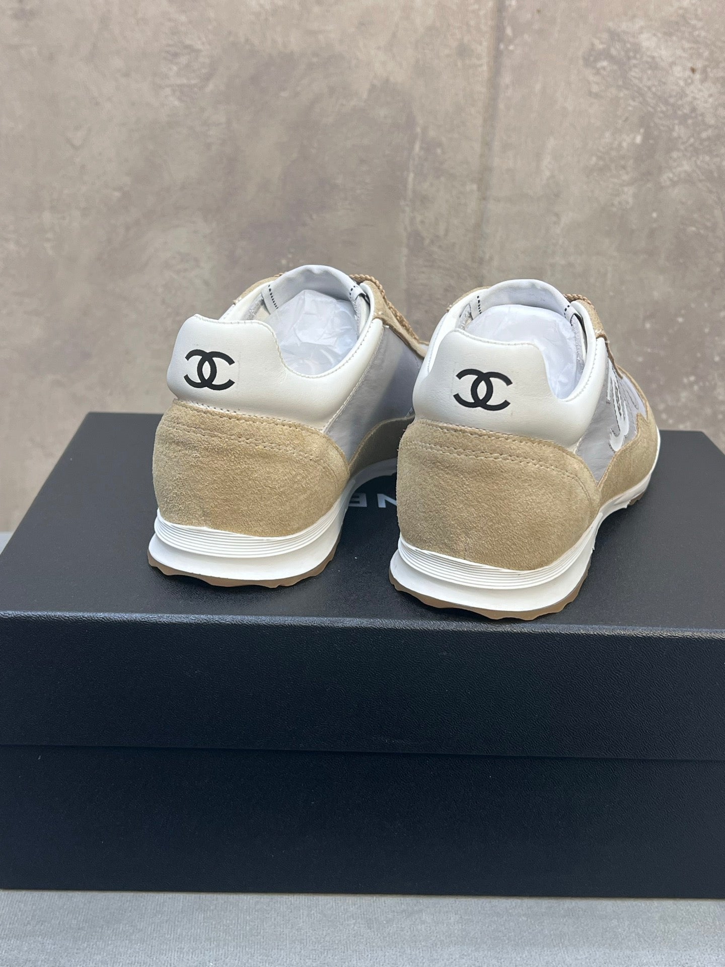 CHANEL 26S RUNNING SNEAKERS IN BEIGE AND GREY MATERIAL CC LOGO
